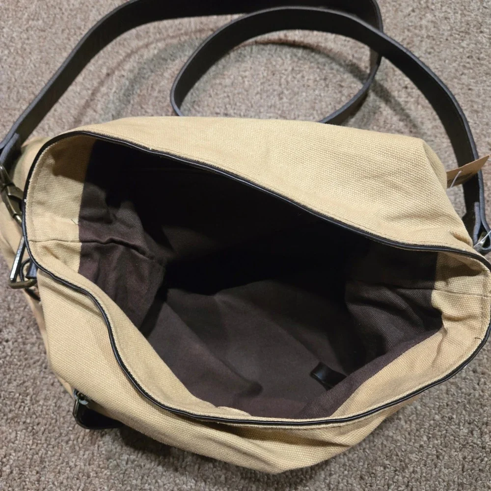 Duluth Trading Oil Cloth Bag Womens Medium‎ Tan Crossbody Zip Pocket Leather NWT